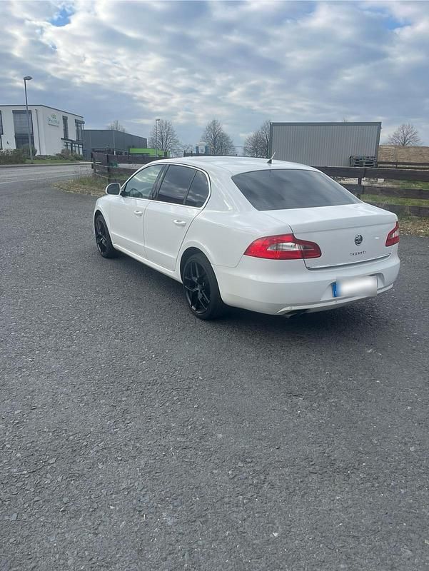 Gebraucht Skoda Superb 160 PS (117 kW) 2009 Weiß Limousine
