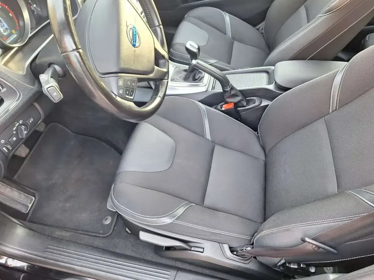 Gebraucht Volvo V40 Linje You! 150 PS (110 kW) 2015 Onyx black Limousine
