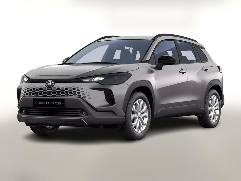 Urban khaki metallic Neu 2025 Toyota Corolla Cross SUV | 33.683 € (Fairer Preis) - Bild 1/4