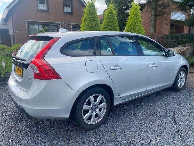 Gebraucht Volvo V60 Kinetic 179 PS (131 kW) 2012 Grau Kombi