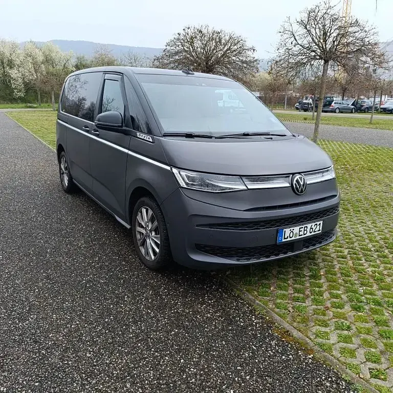 Gebraucht VW Multivan Style 150 PS (110 kW) 2022 Grau Van / Kleinbus