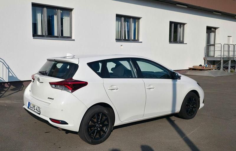 Weiß Gebraucht 2015 Toyota Auris Design Limousine | 7.900 € (Fairer Preis) - Bild 1/4