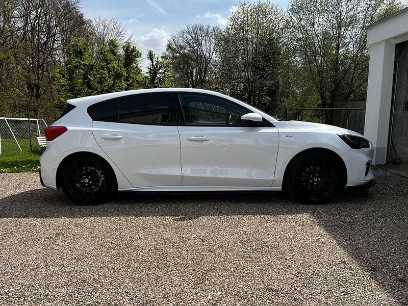 Gebraucht Ford Focus ST-Line 125 PS (91 kW) 2018 Weiß Limousine