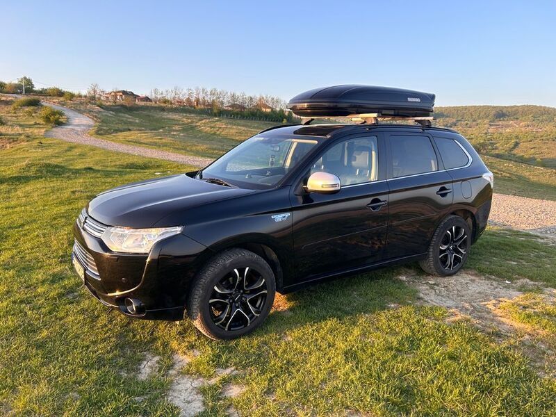 Schwarz Gebraucht 2014 Mitsubishi Outlander P-HEV Instyle SUV | 9.800 € - Bild 1/4