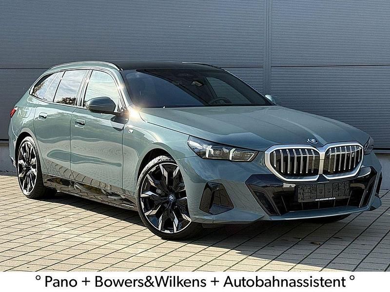 Grau Gebraucht 2024 BMW i5 M Sport Kombi | 61.890 € - Bild 1/4