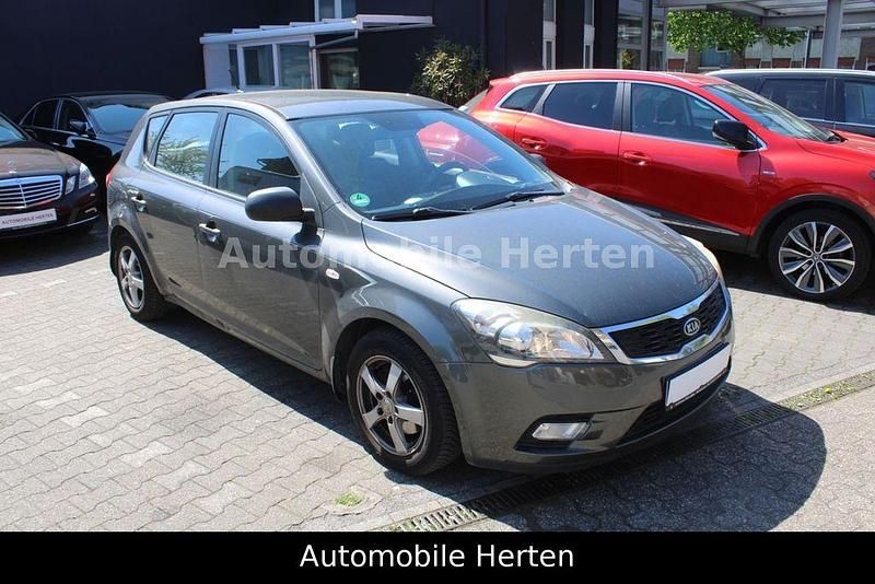 Usado Kia Ceed 105 HP (77 kW) 2011 Prateado Citadino