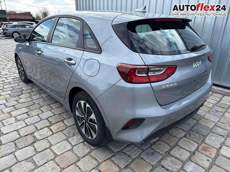 Neu Kia Ceed 101 PS (74 kW) 2025 Lunargrau metallic Kleinwagen