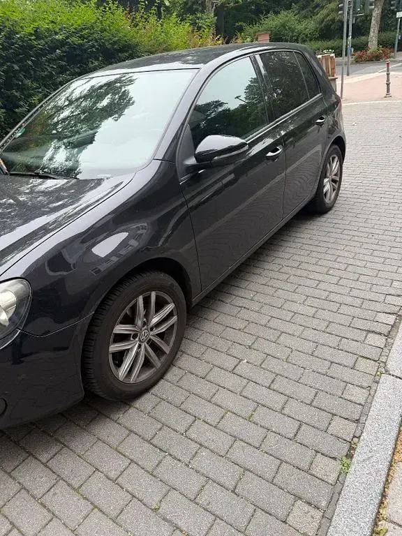 Gebraucht VW Golf VI Match 105 PS (77 kW) 2011 Schwarz Kleinwagen