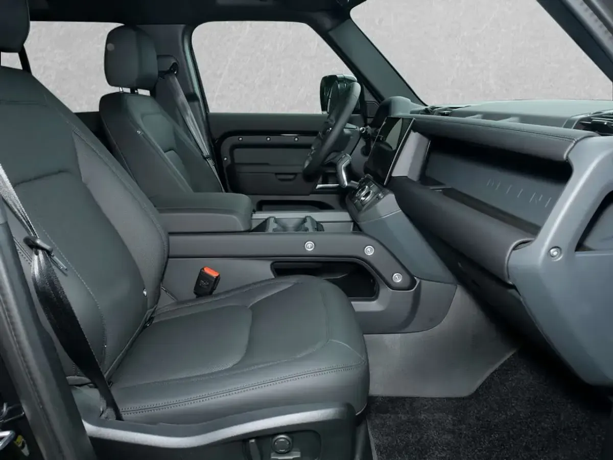 Gebraucht Land Rover Defender SE Dynamic 249 PS (183 kW) 2026 Santorini black SUV