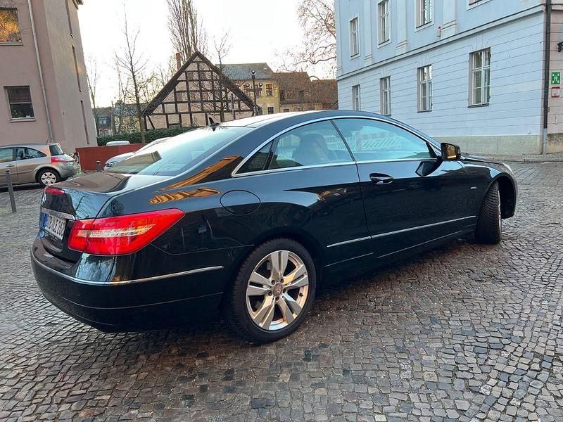 Gebraucht Mercedes E250 Elegance 204 PS (150 kW) 2011 Schwarz Coupé