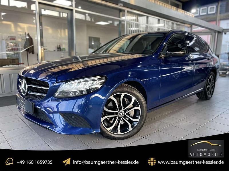 Brillantblau metallic Gebraucht 2020 Mercedes C300 Night Kombi | 26.980 € (Fairer Preis) - Bild 1/4