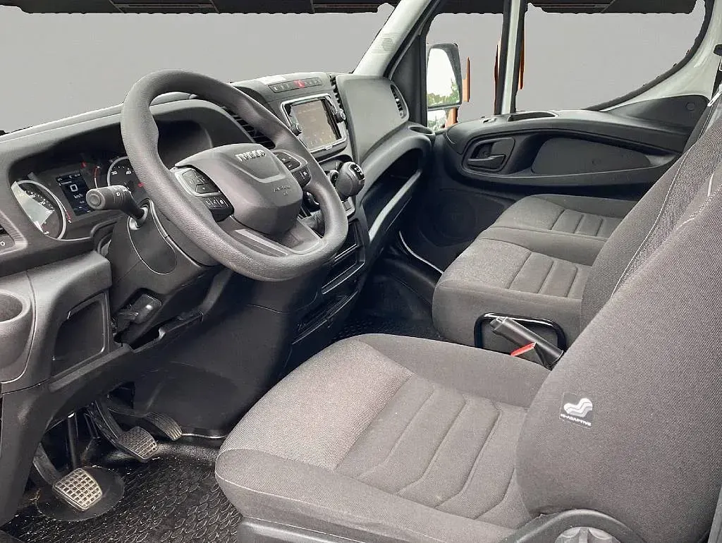 Second-hand Iveco Daily 156 CP (114 kW) 2023 Alb Van