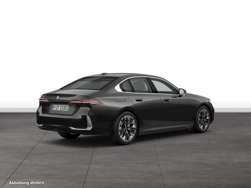 Gebraucht BMW 550e 489 PS (359 kW) 2025 Grau Limousine