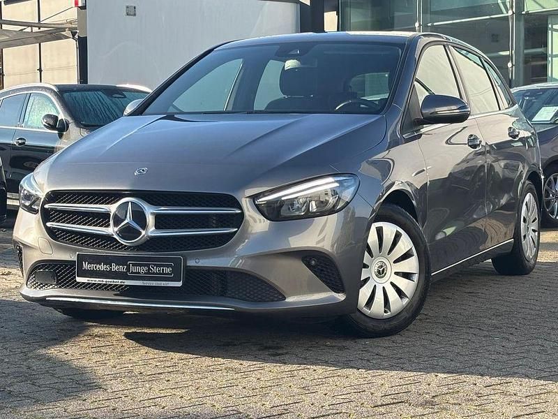 Grau Gebraucht 2020 Mercedes B180 Style Van / Kleinbus | 22.500 € (Fairer Preis) - Bild 1/4