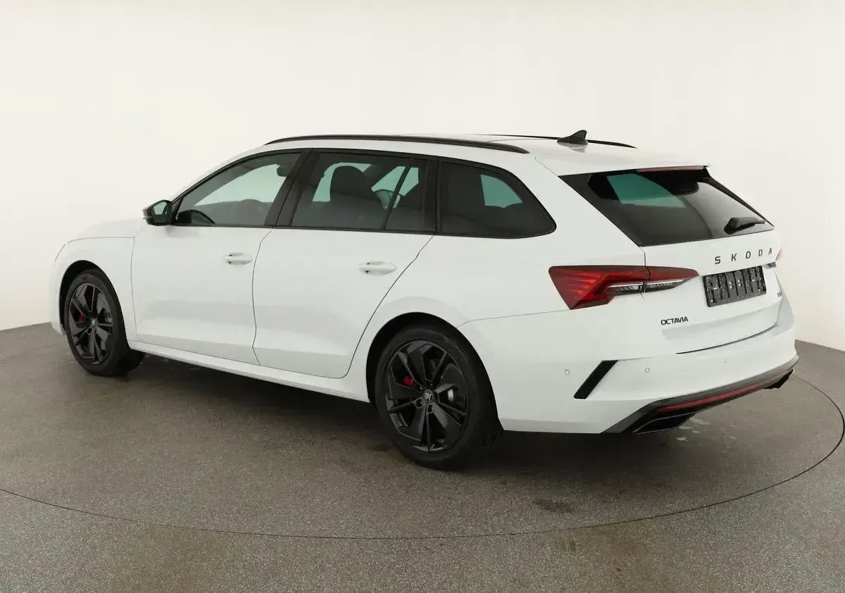 Neu Skoda Octavia RS 265 PS (194 kW) 2026 Moon weiß metallic Kombi