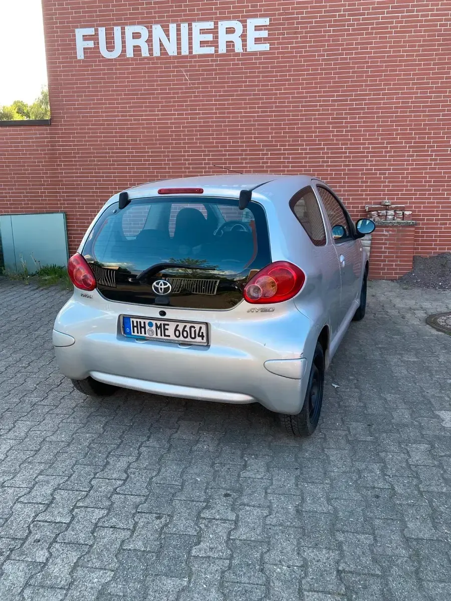 Gebraucht Toyota Aygo 67 PS (49 kW) 2005 Silber Kleinwagen