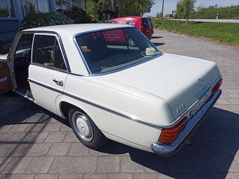 Gebraucht Mercedes 200 95 PS (69 kW) 1974 Beige Limousine