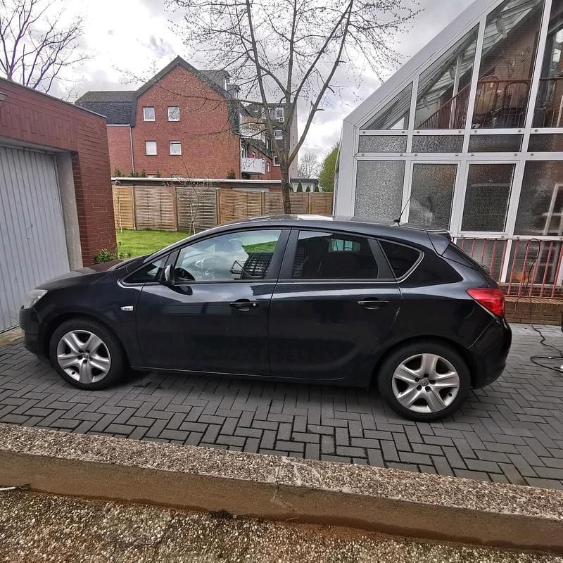 Gebraucht Opel Astra 140 PS (102 kW) 2012 Schwarz Limousine