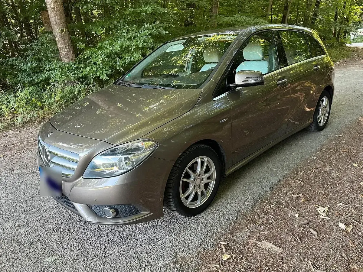 Gebraucht Mercedes B180 109 PS (80 kW) 2012 Braun Kleinwagen