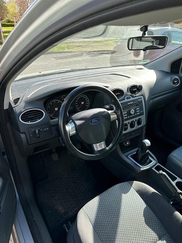 Gebraucht Ford Focus 125 PS (91 kW) 2006 Silber Kleinwagen
