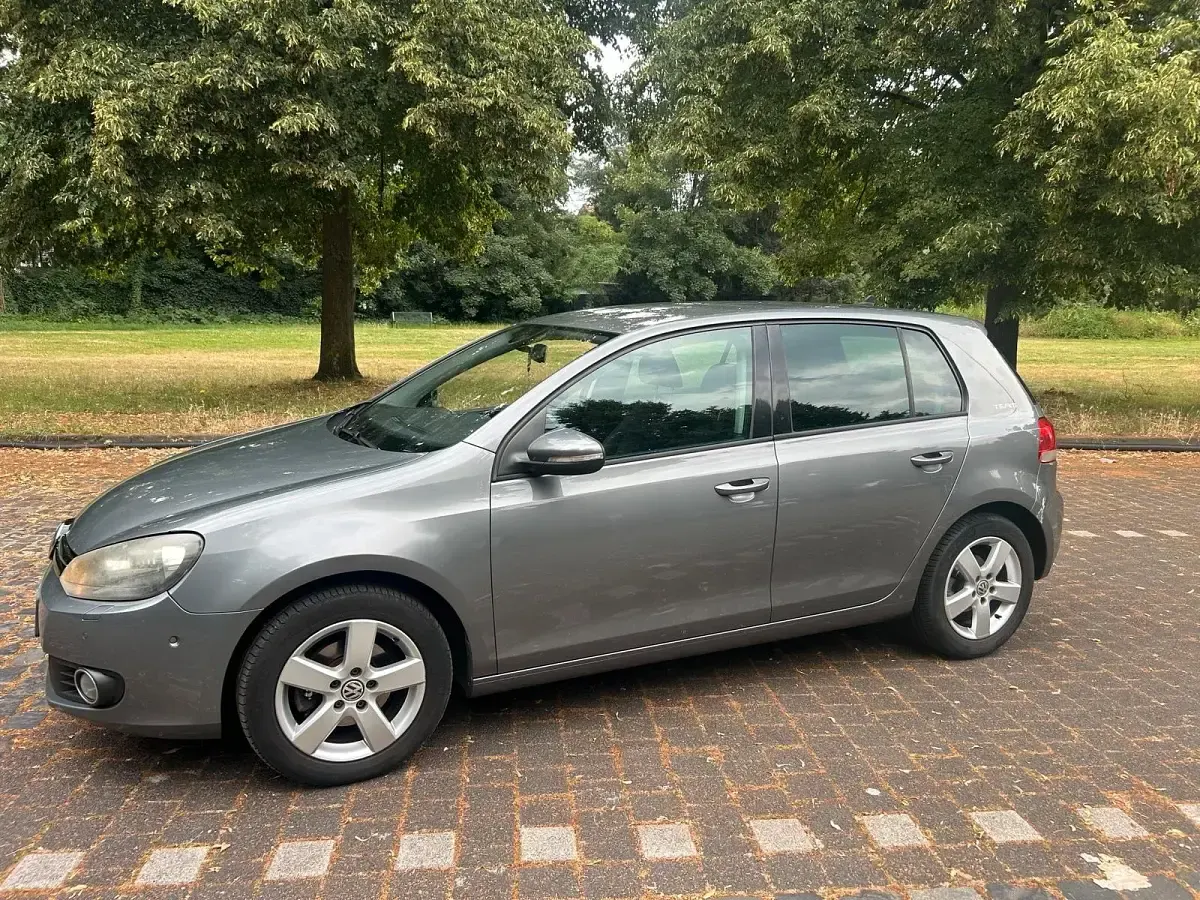 Gebraucht VW Golf VI 105 PS (77 kW) 2011 Grau Kleinwagen