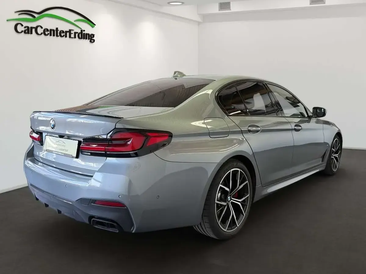 Gebraucht BMW 550 530 PS (389 kW) 2023 Skyscraper grau metallic Limousine