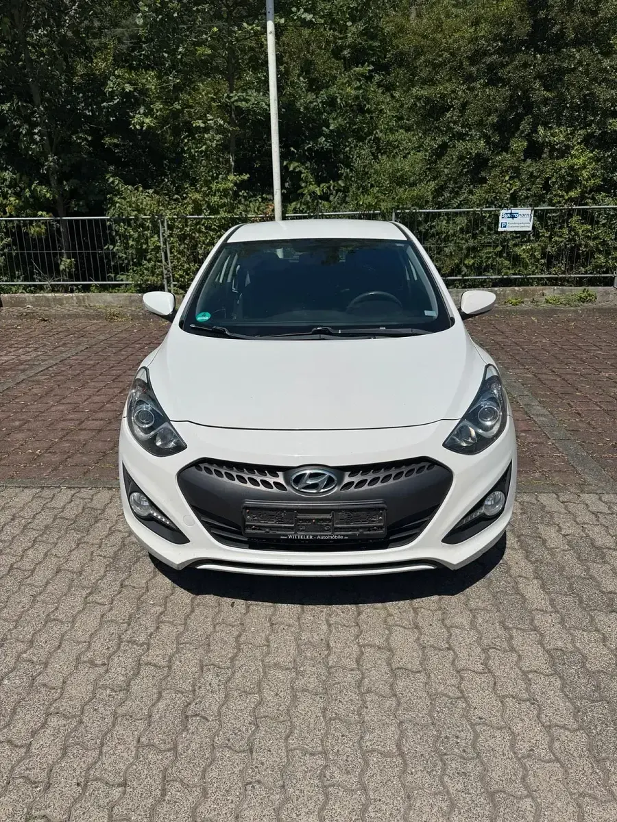 Gebraucht Hyundai i30 99 PS (72 kW) 2014 Weiß Limousine