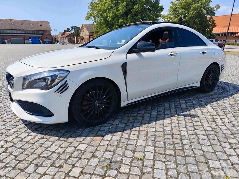 Weiß Gebraucht 2017 Mercedes 220 AMG line Coupé | 22.000 € - Bild 1/4