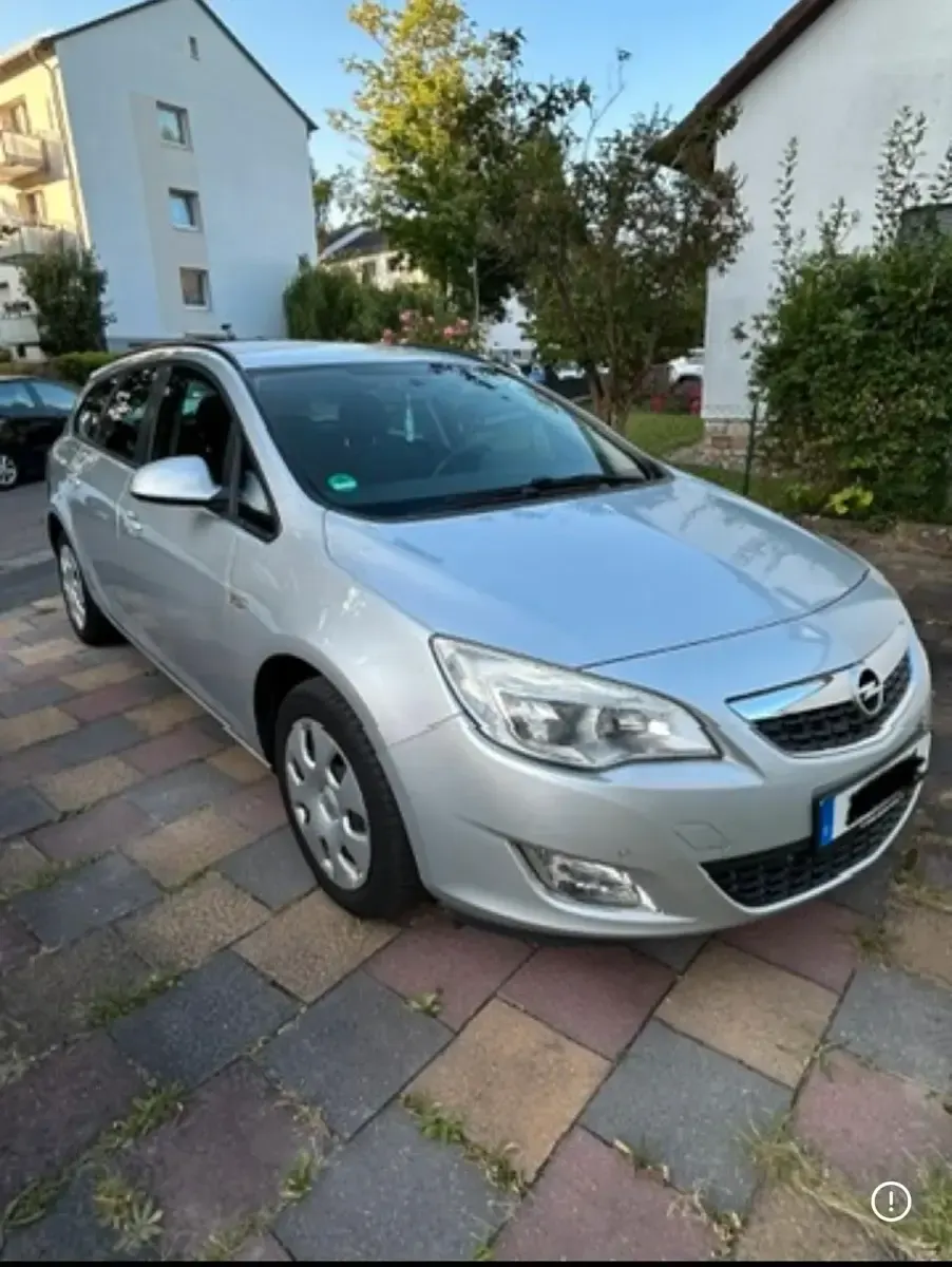 Gebraucht Opel Astra 110 PS (80 kW) 2012 Silber Kombi