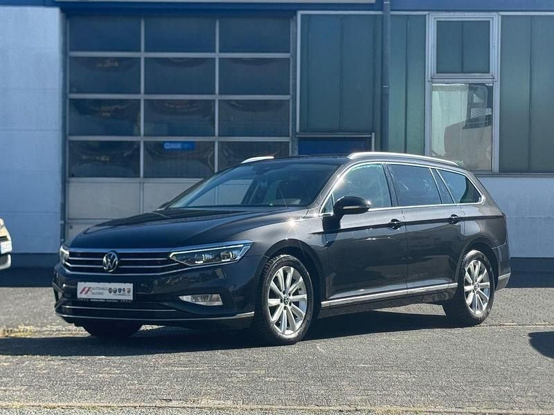 Deep black perleffekt Gebraucht 2023 VW Passat Elegance Kombi | 23.999 € (Fairer Preis) - Bild 1/4