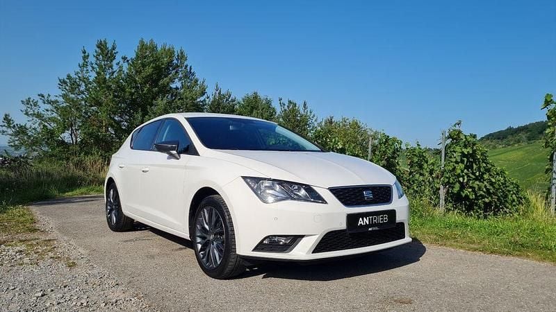 Sonderlackierung candyweiss Gebraucht 2015 Seat Leon CONNECT Limousine | 11.290 € (Etwas zu teuer) - Bild 1/4