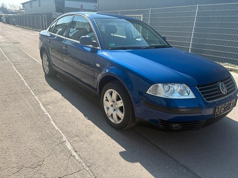 Gebraucht VW Passat 116 PS (85 kW) 2002 Blau Limousine