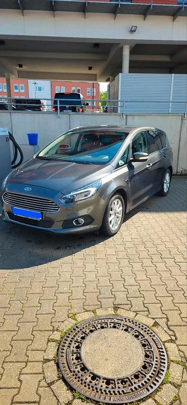 Grau Gebraucht 2016 Ford S-MAX Titanium Van / Kleinbus | 13.000 € (Guter Preis) - Bild 1/4