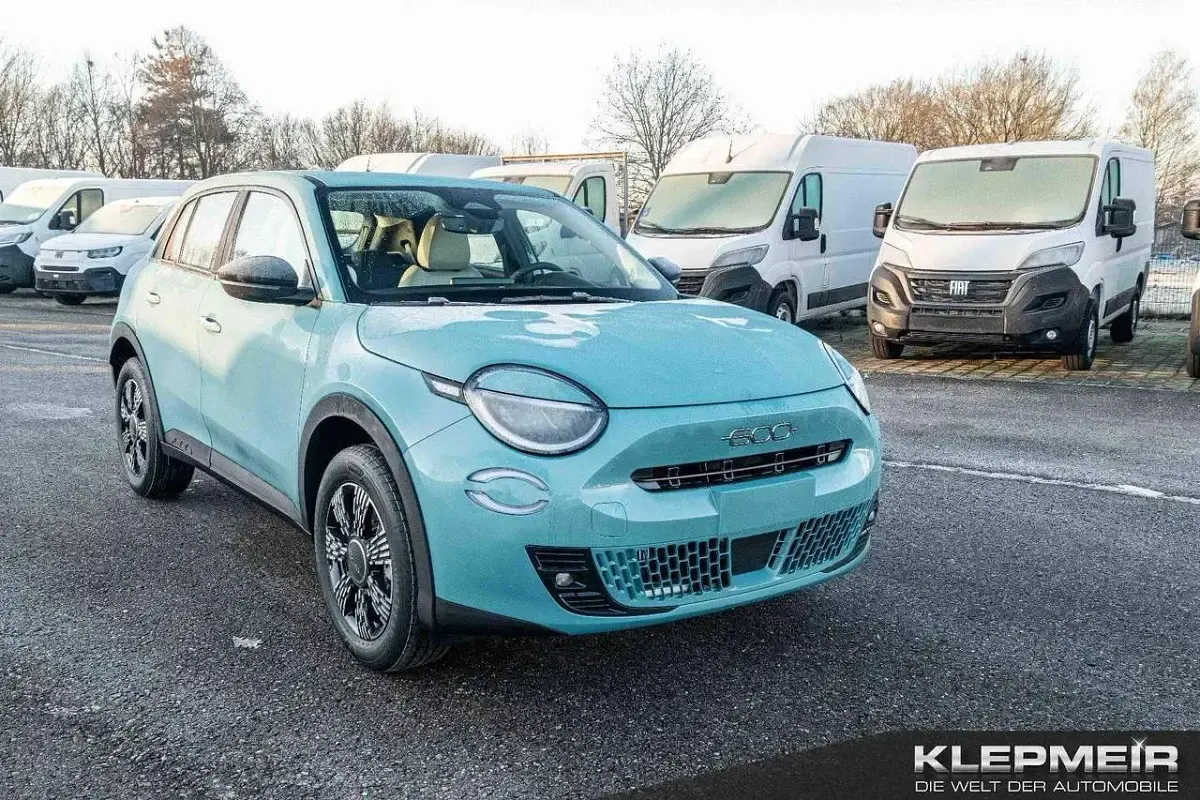 Neu Fiat 600 Icon 101 PS (74 kW) 2026 Blau SUV