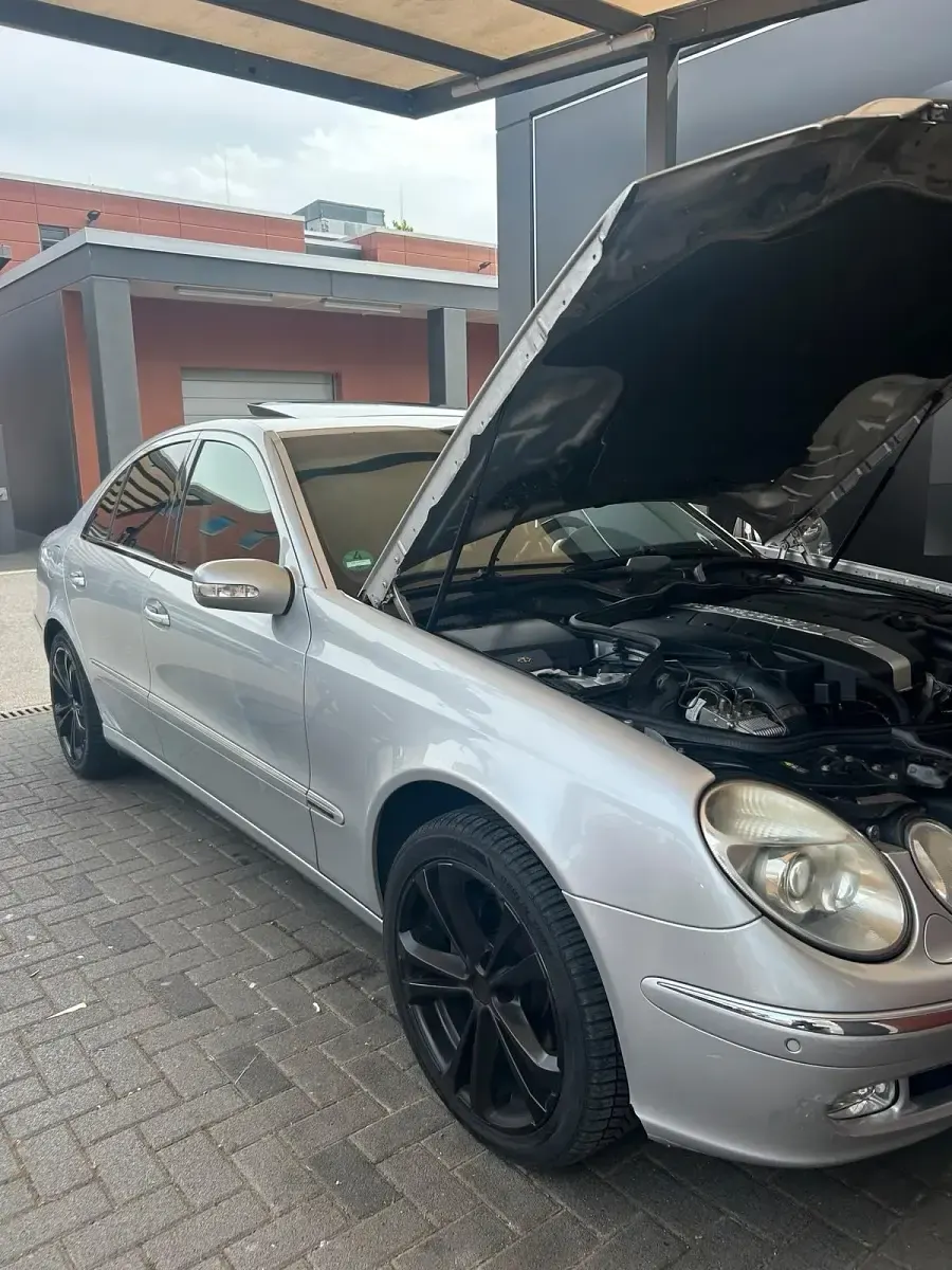Gebraucht Mercedes E240 180 PS (132 kW) 2002 Silber Limousine