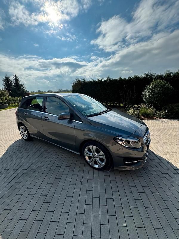 Grau Gebraucht 2017 Mercedes 200 Kombi | 15.080 € (Fairer Preis) - Bild 1/4