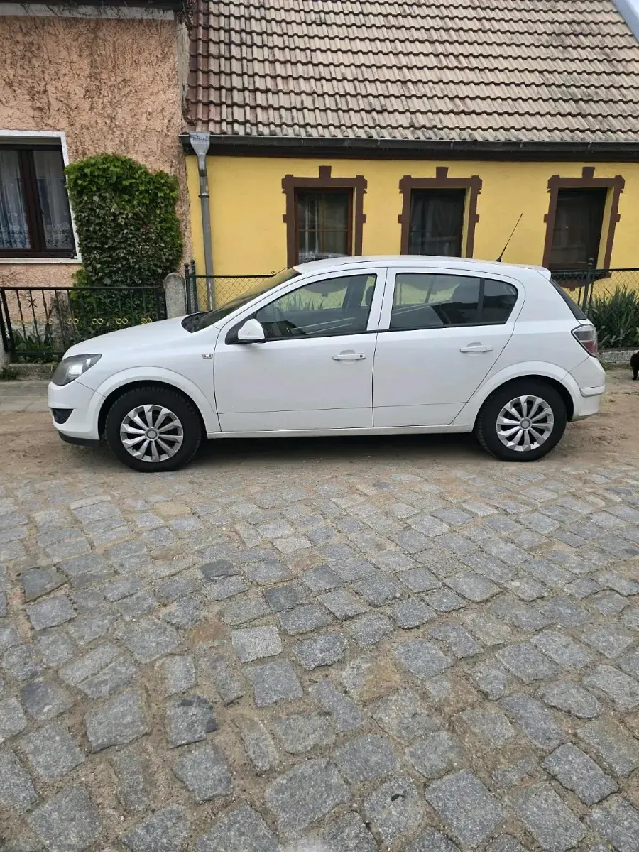 Gebraucht Opel Astra 115 PS (84 kW) 2012 Weiß Kleinwagen