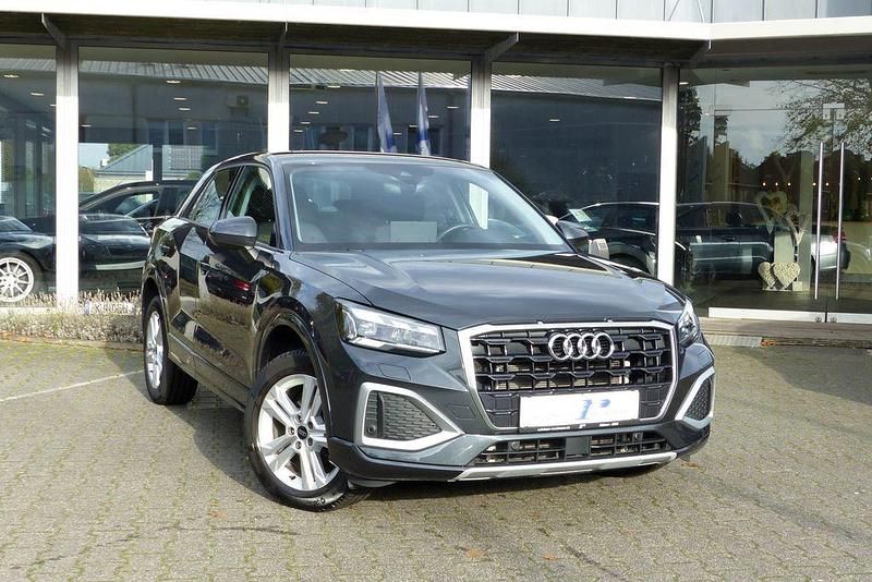 Manhattangrau metallic Gebraucht 2024 Audi Q2 Sport SUV | 26.660 € (Fairer Preis) - Bild 1/4