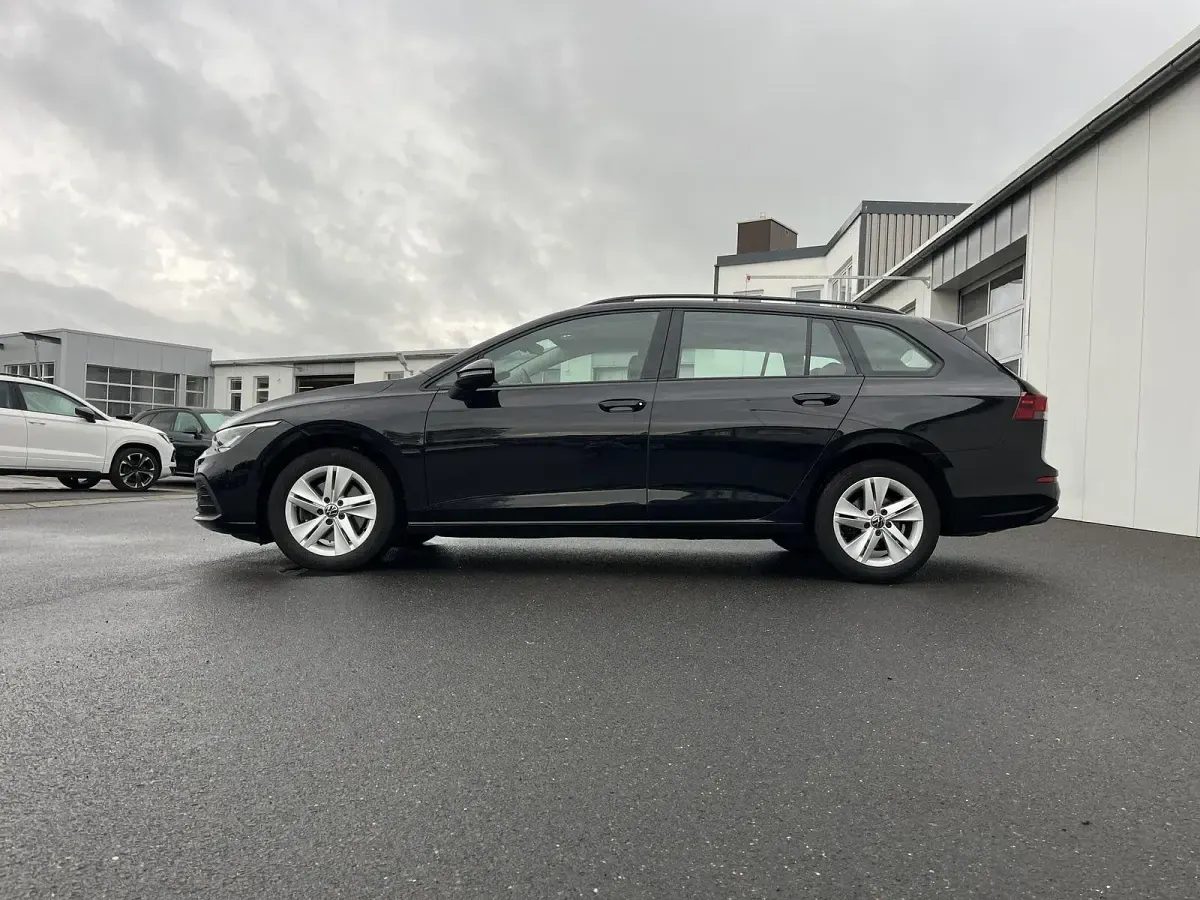 Gebraucht VW Golf VIII Life 150 PS (110 kW) 2023 Schwarz Kombi