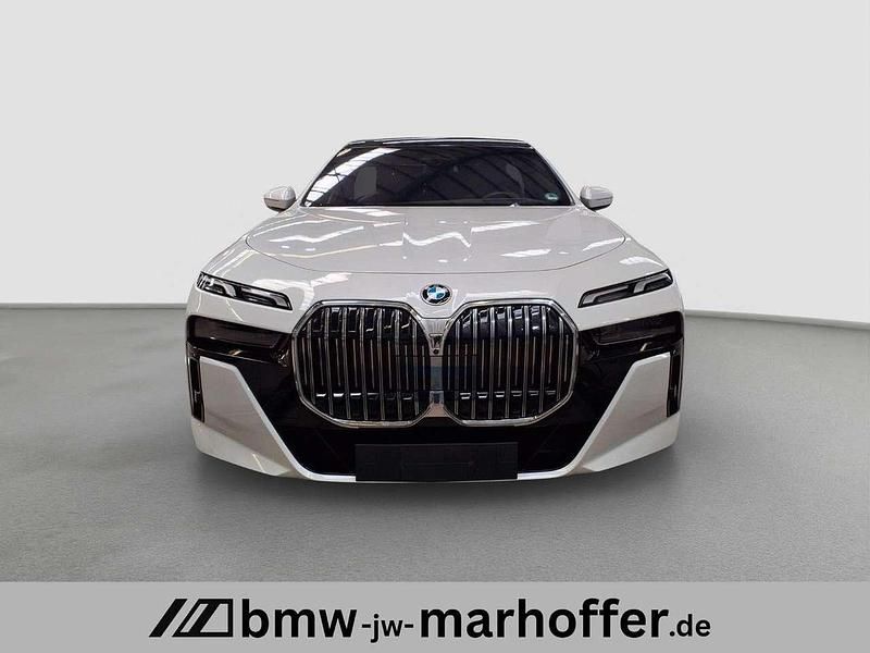 Gebraucht BMW 740 M Sport 286 PS (210 kW) 2025 Weiß (mineralweiss metallic) Limousine