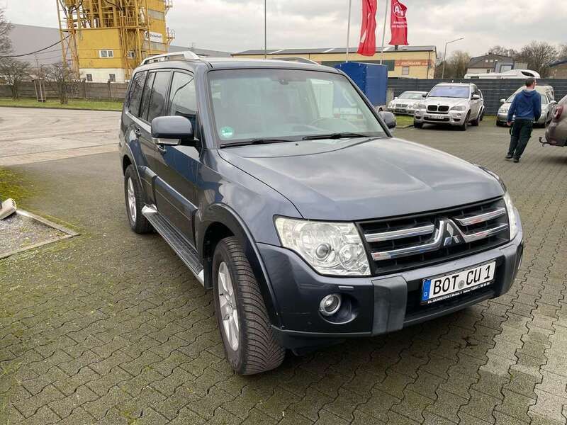 Graphitgrau (p) Gebraucht 2009 Mitsubishi Pajero Intense SUV | 11.900 € (Teuer) - Bild 1/4