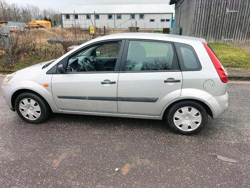 Silber Gebraucht 2007 Ford Fiesta Kombi | 1.499 € - Bild 1/4