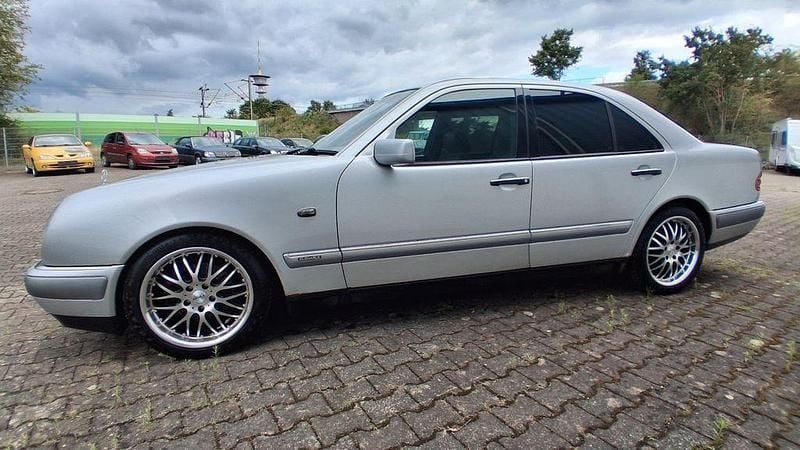 Silber Gebraucht 1997 Mercedes E230 Elegance Limousine | 2.600 € (Fairer Preis) - Bild 1/4