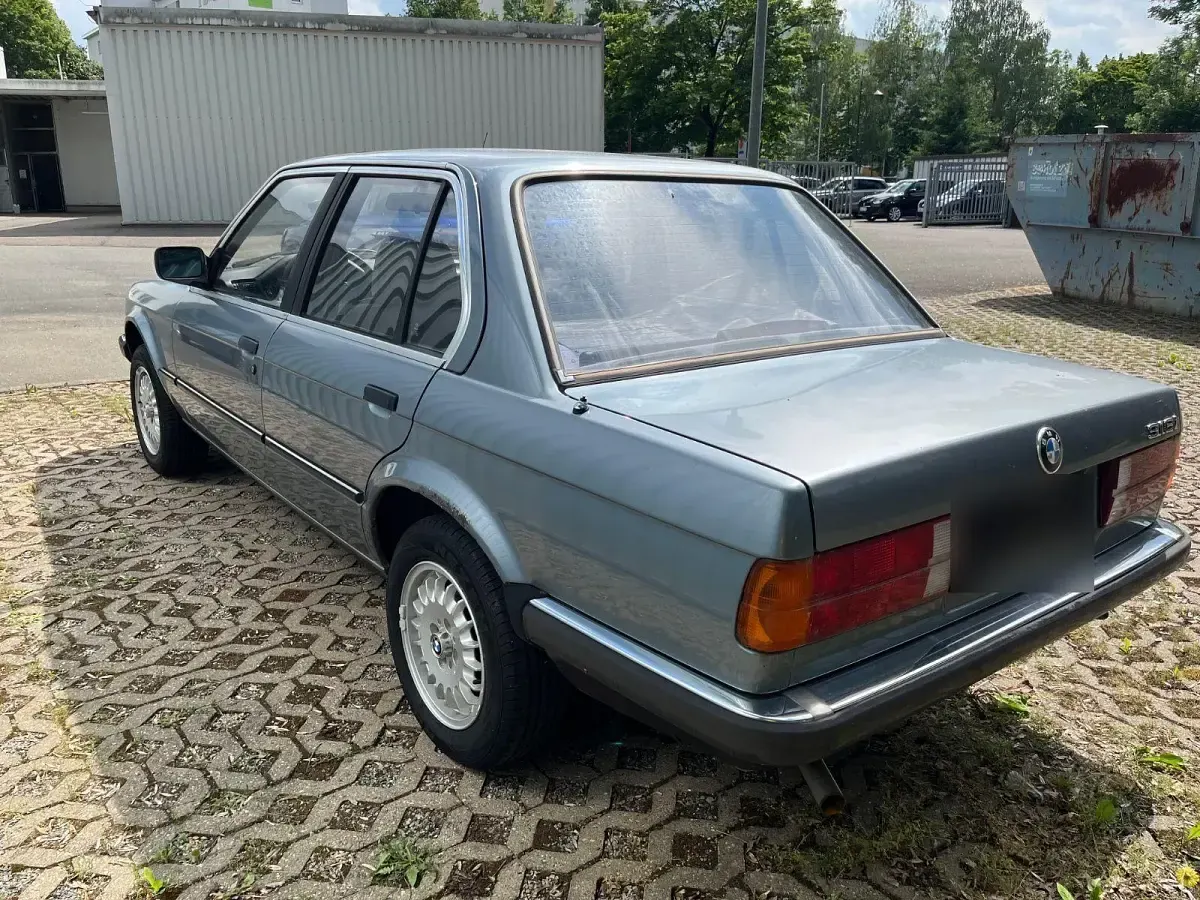 Gebraucht BMW 318 102 PS (75 kW) 1987 Silber Limousine