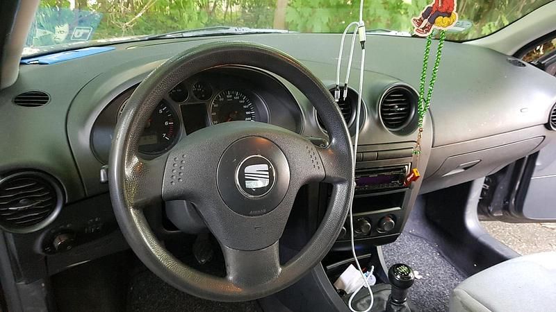 Schwarz Gebraucht 2005 Seat Cordoba Limousine | 1.650 € (Fairer Preis) - Bild 1/4