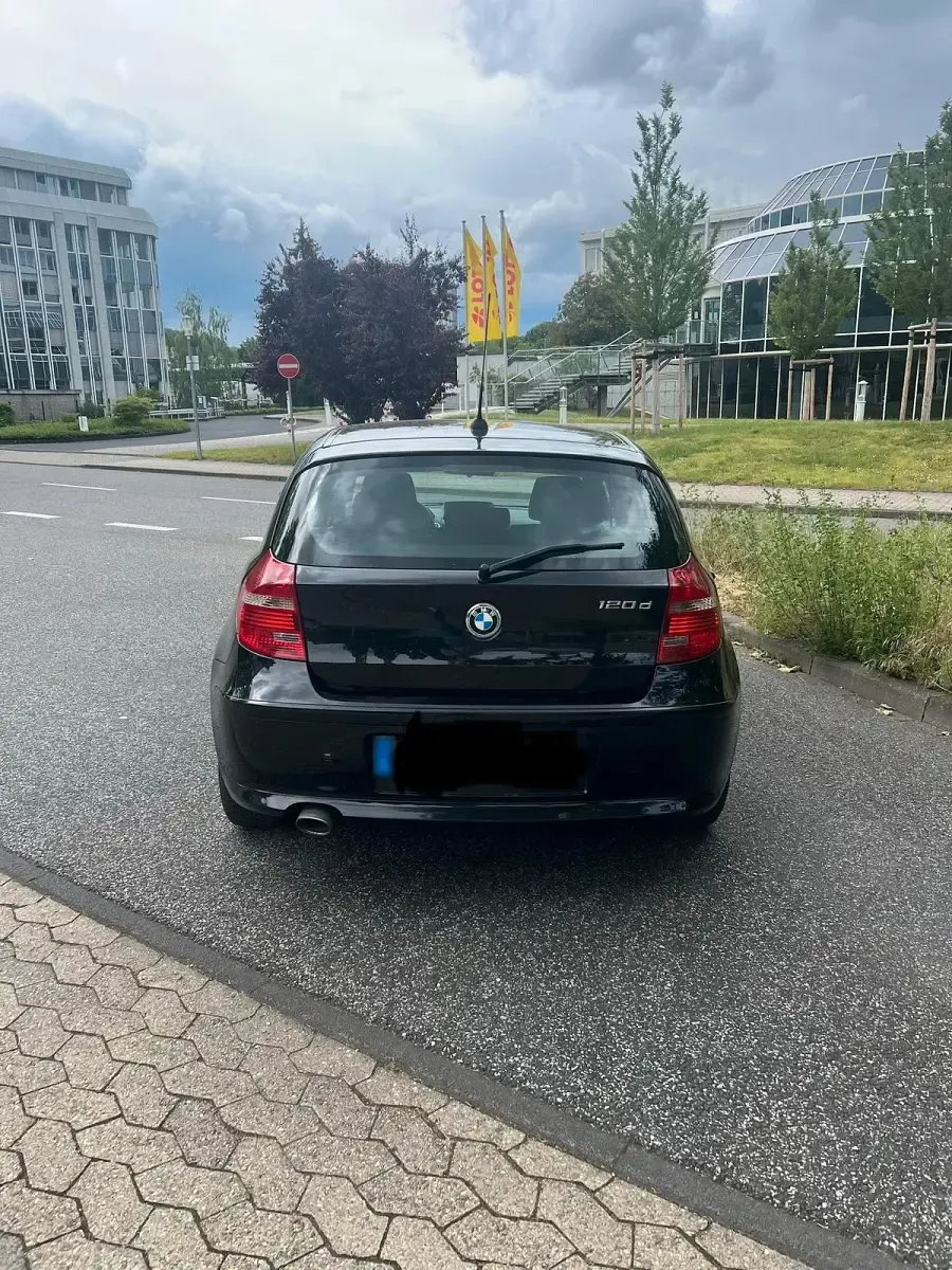 Gebraucht BMW 120 177 PS (130 kW) 2011 Schwarz Kleinwagen