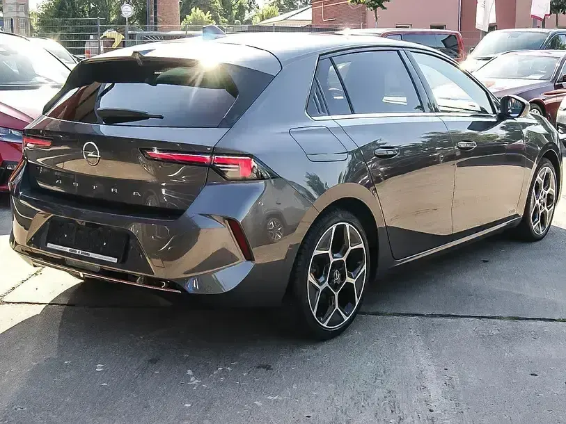 Gebraucht Opel Astra Ultimate 131 PS (96 kW) 2023 Mondstein/vulkangrau (metallic) Kleinwagen