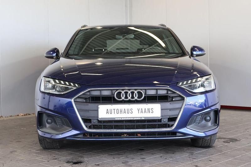Gebraucht Audi A4 Sport 163 PS (119 kW) 2022 Blau Limousine