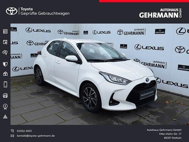 Weiß Gebraucht 2021 Toyota Yaris Hybrid Team Limousine | 17.990 € (Fairer Preis) - Bild 1/4