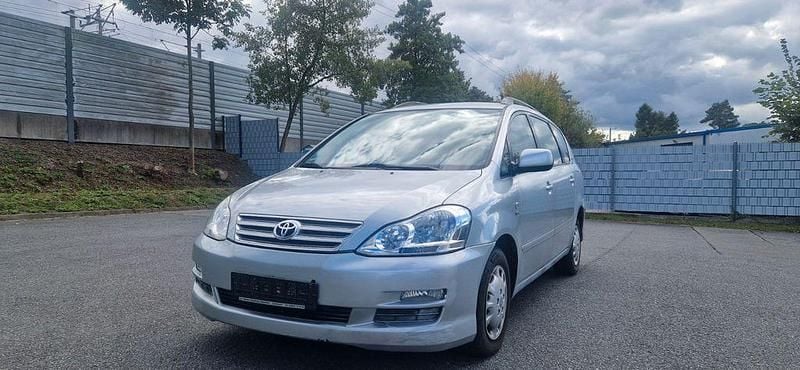 Silber Gebraucht 2004 Toyota Avensis Verso Van / Kleinbus | 3.907 € - Bild 1/4